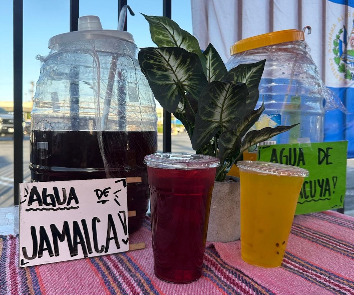 Aguas frescas de Delicias Sonsonate: vasos de jamaica y maracuyá