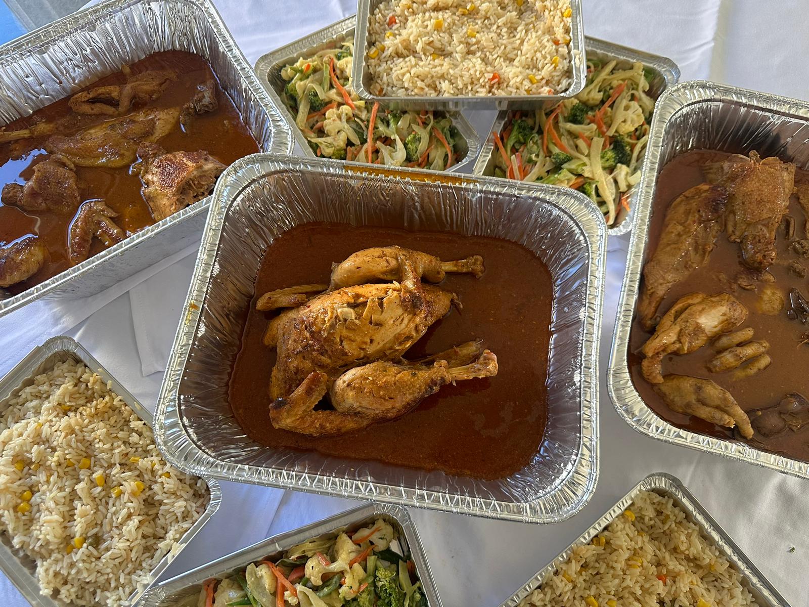 Gallina guisada, arroz y vegetales para celebraciones de Delicias Sonsonate
