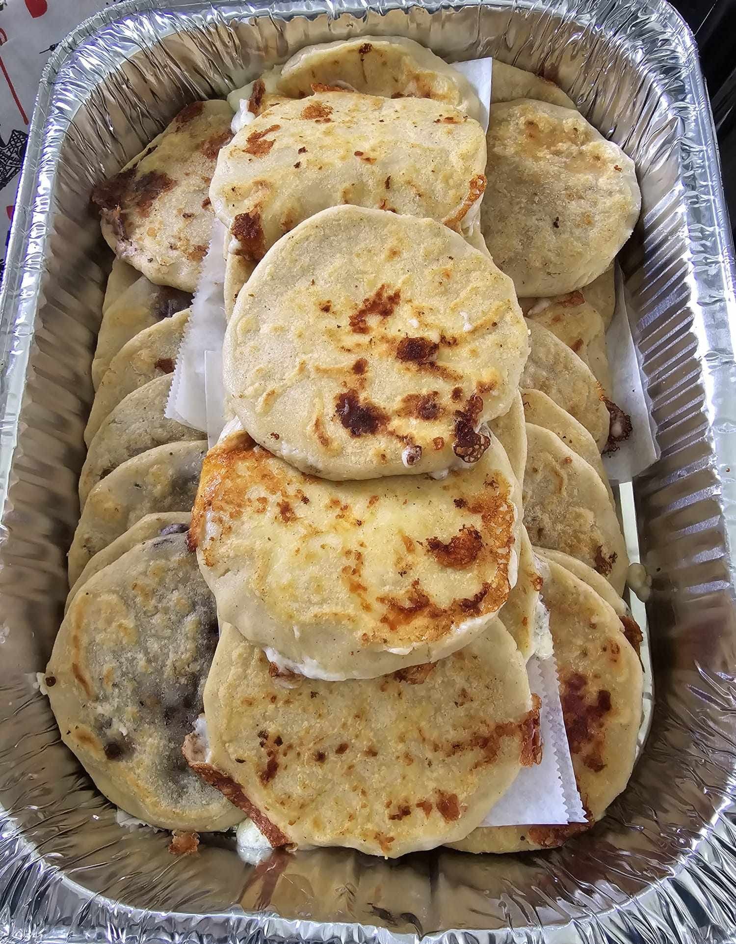 Pupusas doradas de Delicias Sonsonate en una bandeja